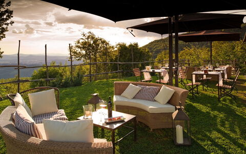 Villa Mandorlo: Pflanze, Möbel, Eigentum, Tabelle, Komfort, Schatten, Stuhl, Gartenmöbel, Beleuchtung, Wolke