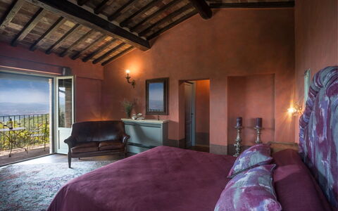 Villa Mandorlo: Schlafzimmer, Zimmer, Eigentum, Bett, Gebäude, Möbel, Haus, Interior Design, Bettdecke, Grundeigentum
