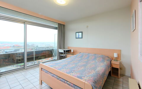 Bredene 600: Schlafzimmer, Zimmer, Bett, Eigentum, Möbel, Gebäude, Grundeigentum, Bettdecke, Matratzenauflage, Fussboden