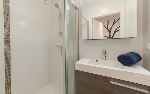 Ocean with Parking: Gebäude, Badezimmerschrank, Zapfhahn, Eigentum, Armatur, Spiegel, Cabinetry, Interior Design, Sinken