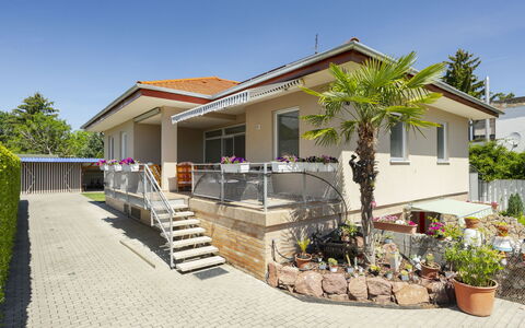 Beige: Gebäude, Haus, Wohngebiet, Zuhause, Fassade, Die Architektur, Dach, Veranda, Menschliche Siedlung, Tür