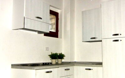 Gaiole Suites 8: Weiss, Zimmer, Möbel, Eigentum, Countertop, Cabinetry, Küche, Decke, Interior Design, Haus