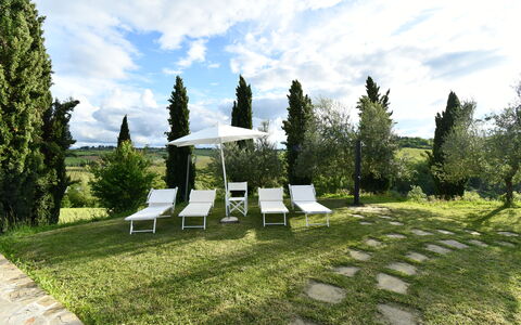 Rocche Di Valiano: Wolke, Himmel, Pflanze, Pflanzengemeinschaft, Natürliche Landschaft, Baum, Grundstueck, Schatten, Gras, Freizeit
