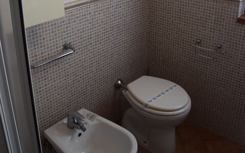 Rocche Di Valiano: Toilette, Badezimmer, Toilleten Sitz, Eigentum, Bad Sink, Armatur, Fliese, Wand, Lila, Fussboden