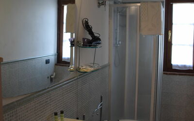 Appartamento Mimosa in Siena, Pool Use, Ac: Badezimmer, Zimmer, Eigentum, Haus, Interior Design, Gebäude, Bad Sink, Die Architektur, Armatur, Sinken