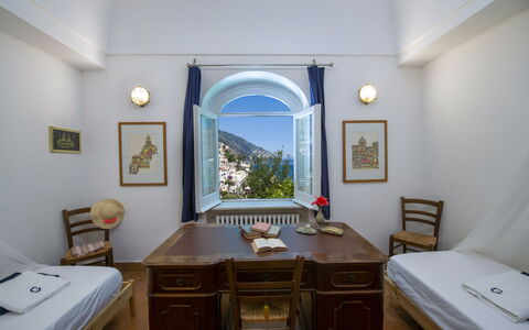 Villa Deli, In Positano, Sea View, Ac: Möbel, Eigentum, Cabinetry, Weiss, Tabelle, Bilderrahmen, Gebäude, Holz, Zimmerpflanze, Interior Design