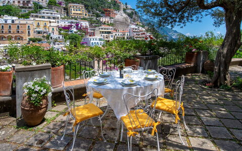 Villa Deli, In Positano, Sea View, Ac: Pflanze, Tabelle, Möbel, Eigentum, Stuhl, Geschirr, Himmel, Tisch Im Freien, Blumentopf, Gartenmöbel