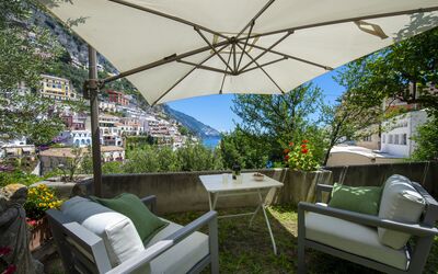 Villa Deli, In Positano, Sea View, Ac: Pflanze, Möbel, Eigentum, Tabelle, Pflanzengemeinschaft, Blumentopf, Gebäude, Schatten, Gartenmöbel, Himmel