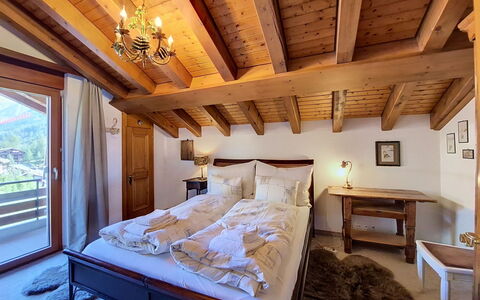 Haus Rollin: Holz, Interior Design, Decke, Möbel, Flooring, Fussboden, Zuhause, Zimmer, Schlafzimmer, Bett