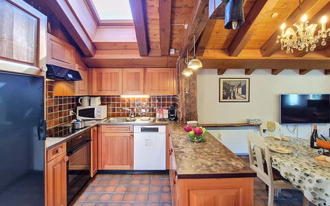 Haus Rollin: Countertop, Interior Design, Küche, Holz, Möbel, Decke, Flooring, Fussboden, Armatur, Beleuchtung