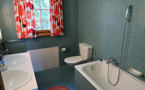 Chistiala Dadens: Armatur, Zapfhahn, Badewanne, Eigentum, Bad Sink, Badezimmer, Blau, Produkt, Azurblau, Sinken