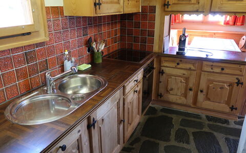 Chistiala Dadens: Braun, Cabinetry, Spüle, Countertop, Möbel, Eigentum, Zapfhahn, Sinken, Armatur, Küche