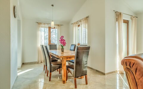 Poreč Tar 103: Zimmer, Eigentum, Möbel, Fussboden, Interior Design, Gebäude, Esszimmer, Haus, Tabelle, Gelb