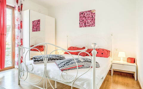 Poreč Tar 103: Bett, Schlafzimmer, Zimmer, Möbel, Bettrahmen, Rot, Interior Design, Eigentum, Produkt, Eisen