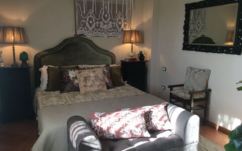 Villa Barbara: Grün, Zimmer, Beleuchtung, Interior Design, Bett, Eigentum, Zuhause, Wand, Möbel, Textil