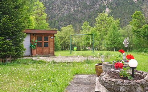 Huber: Pflanze, Pflanzengemeinschaft, Natur, Blumentopf, Baum, Natürliche Landschaft, Grundstueck, Gebäude, Hütte, Gras