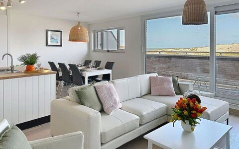 Bredene 500: Möbel, Interior Design, Couch, Flooring, Fussboden, Holz, Decke, Zimmer, Tabelle, Wohnzimmer