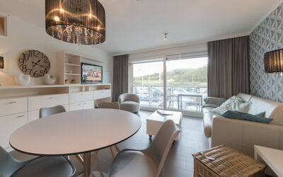 Bredene 500: Tabelle, Möbel, Couch, Stuhl, Bilderrahmen, Gebäude, Fenster, Holz, Interior Design, Vorhang