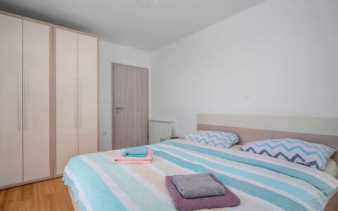 Mario 2: Schlafzimmer, Bett, Zimmer, Möbel, Eigentum, Bettdecke, Bettrahmen, Bedding, Wand, Interior Design