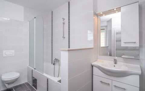 Mario 2: Badezimmer, Eigentum, Zimmer, Interior Design, Armatur, Bad Zubehör, Fliese, Die Architektur, Zapfhahn, Badezimmerschrank
