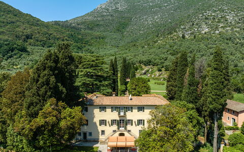 Villa de Ranieri: Himmel, Pflanze, Berg, Natur, Grün, Natürliche Landschaft, Baum, Grundstueck, Hochland, Vegetation
