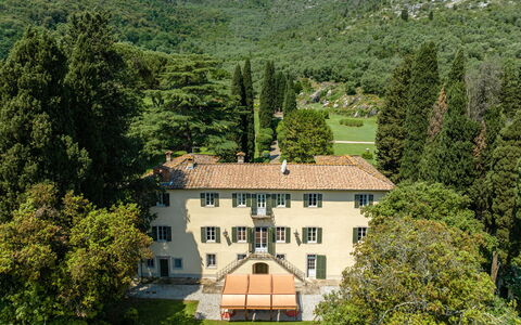 Villa de Ranieri: Eigentum, Gebäude, Natur, Fenster, Natürliche Landschaft, Baum, Vegetation, Grundstueck, Haus, Biome