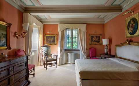Villa de Ranieri: Möbel, Bett, Wand, Interior Design, Schlafzimmer, Zuhause, Bettdecke, Flooring, Bedding, Fussboden