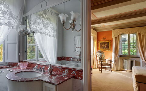 Villa de Ranieri: Möbel, Interior Design, Beleuchtung, Zimmer, Decke, Fussboden, Fensterbehandlung, Stuhl, Vorhang, Light Fixture