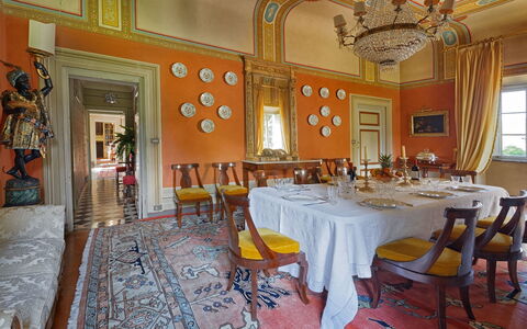 Villa de Ranieri: Zimmer, Eigentum, Gebäude, Interior Design, Restaurant, Esszimmer, Tabelle, Möbel, Grundeigentum, Decke