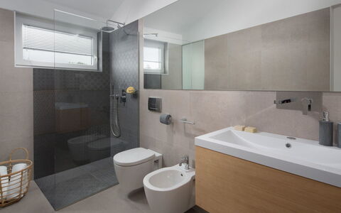 Santa Marina: Badezimmer, Eigentum, Zimmer, Badewanne, Interior Design, Die Architektur, Fussboden, Armatur, Zapfhahn, Wand