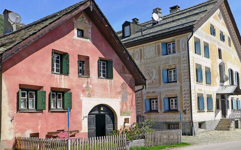 Chesa Rossa: Himmel, Pflanze, Gebäude, Fenster, Haus, Nachbarschaft, Backstein, Wohngebiet, Zaun, Hütte