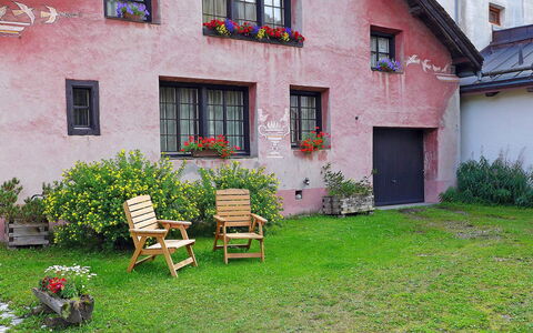 Chesa Rossa: Eigentum, Haus, Hütte, Gebäude, Garten, Gras, Ländliches Gebiet, Hinterhof, Grundeigentum, Dorf