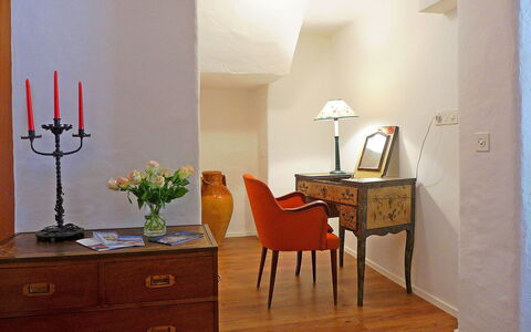 Chesa Rossa: Zimmer, Möbel, Interior Design, Eigentum, Fussboden, Wand, Tabelle, Gebäude, Hintergrund, Die Architektur