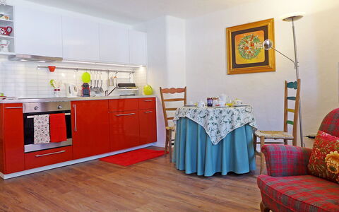 Chesa Rossa: Zimmer, Möbel, Fussboden, Eigentum, Interior Design, Gelb, Gebäude, Haus, Holzboden, Laminatboden