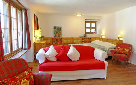 Chesa Rossa: Möbel, Zimmer, Eigentum, Interior Design, Wohnzimmer, Schlafzimmer, Fussboden, Gebäude, Bett, Hartholz