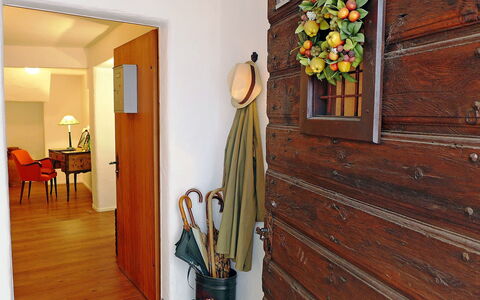 Chesa Rossa: Eigentum, Zimmer, Hartholz, Fussboden, Haus, Holz, Holzboden, Interior Design, Tür, Wand