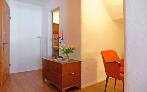 Chesa Rossa: Zimmer, Fussboden, Möbel, Eigentum, Interior Design, Hartholz, Gebäude, Wand, Haus, Flooring