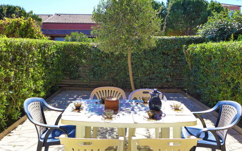 Plein Sud: Tabelle, Pflanze, Möbel, Eigentum, Stuhl, Himmel, Tisch Im Freien, Azurblau, Gartenmöbel, Baum