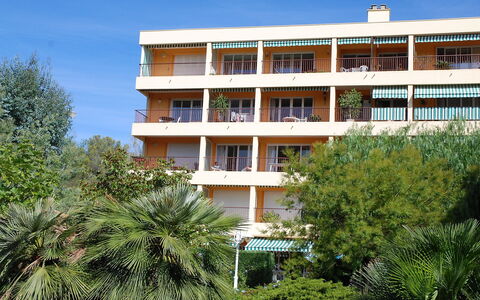 Boulouris Mimosa: Eigentum, Gebäude, Die Architektur, Wohngebiet, Grundeigentum, Haus, Wohnung, Eigentumswohnung, Baum, Mischnutzung