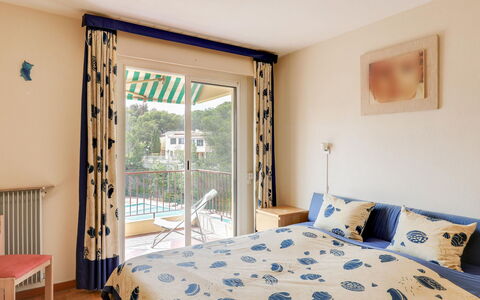 Boulouris Mimosa: Schlafzimmer, Zimmer, Eigentum, Möbel, Bett, Bettdecke, Interior Design, Bettrahmen, Gebäude, Wand