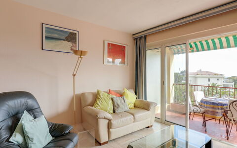 Boulouris Mimosa: Zimmer, Eigentum, Wohnzimmer, Möbel, Interior Design, Grundeigentum, Gebäude, Haus, Gelb, Tabelle