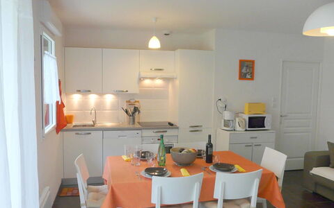 Saint Malo 330: Möbel, Tabelle, Stuhl, Beleuchtung, Orange, Interior Design, Couch, Holz, Küche & Esszimmer Tisch, Küche