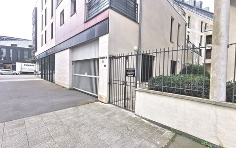 Saint Malo 330: Pflanze, Gebäude, Fenster, Strassenbelag, Urban Design, Himmel, Wohngebiet, Stadt, Fassade, Bürgersteig