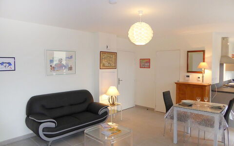Les Allées du Port: Bilderrahmen, Möbel, Eigentum, Holz, Beleuchtung, Interior Design, Flooring, Couch, Fussboden, Komfort