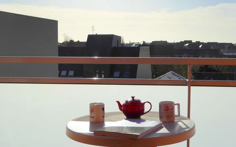 Les Allées du Port: Himmel, Eigentum, Möbel, Tabelle, Gebäude, Gartenmöbel, Wolke, Tisch Im Freien, Essen, Interior Design