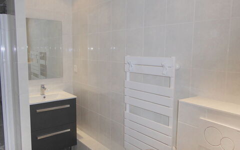 Les Allées du Port: Spiegel, Cabinetry, Armatur, Holz, Badezimmer, Schublade, Haus, Fussboden, Flooring
