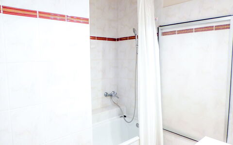 Beauchesne: Armatur, Duschkopf, Badezimmer, Dusche, Interior Design, Fussboden, Installation, Flooring, Rechteck