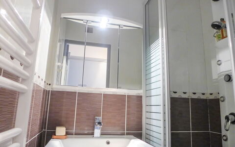 Les Jardins du Vidourle: Badezimmer, Eigentum, Zimmer, Fliese, Interior Design, Haus, Zapfhahn, Armatur, Badewanne, Gebäude