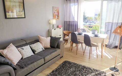 Les Jardins du Vidourle: Wohnzimmer, Möbel, Eigentum, Zimmer, Interior Design, Couch, Fussboden, Kaffetisch, Gelb, Gebäude