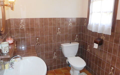 Villa Micheline: Badezimmer, Eigentum, Zimmer, Fliese, Fussboden, Wand, Armatur, Grundeigentum, Toilleten Sitz, Toilette